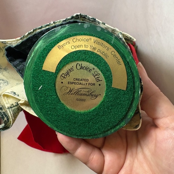 Byers Choice WILLIAMSBURG Colonial Caroler Woman W/Basket of Red Apples Tags - Picture 5 of 10